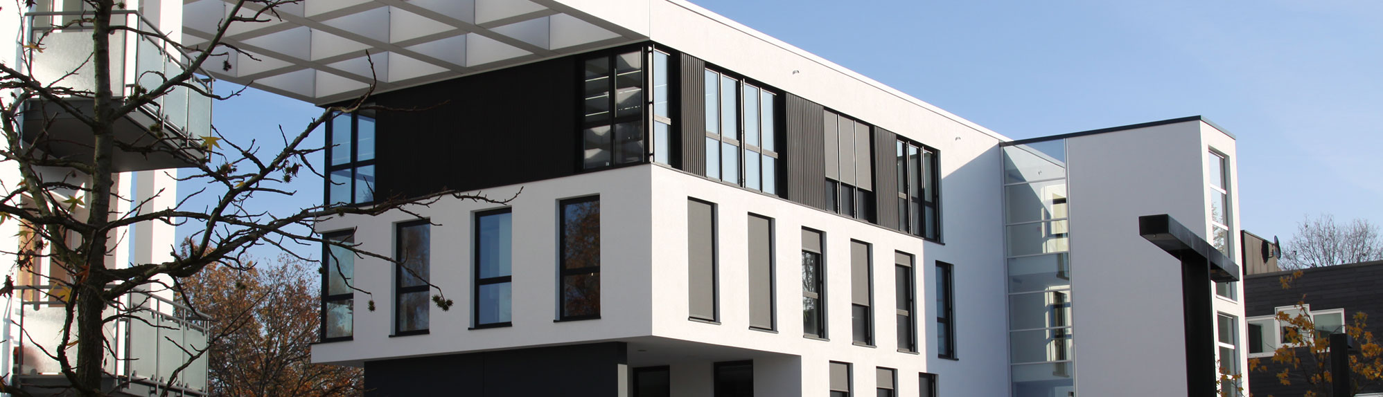 Bürogebäude der Kanzlei MTJZ am Standort Gießen, moderne Außenfassade mit klarer Architektur und Firmenlogo sichtbar.