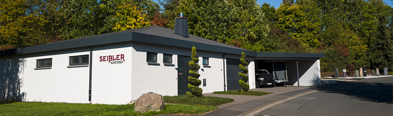 Firmengebäude von Seißler Bestattungen in Herborn am Sandweg mit klarer Fassade, Zufahrt und Einfahrt für Bestattungsfahrzeuge