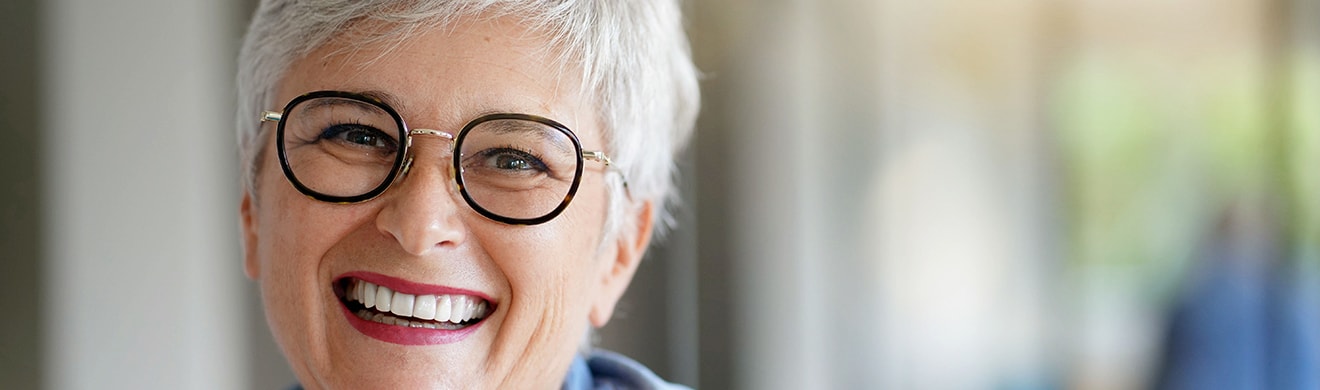 Seniorin mit neuen Keramikkronen in Gießen vom Zahnarzt