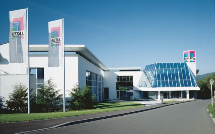 Firmensitz der RITTAL GmbH & Co. KG mit modernem Verwaltungsgebäude und gepflegtem Außengelände in Herborn.