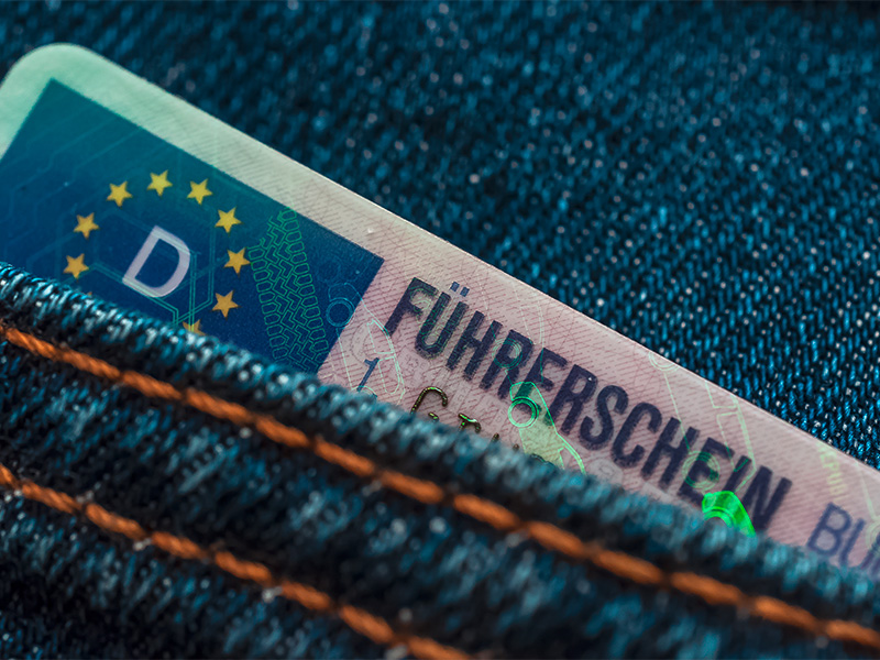 Hosentasche mit herausragendem Dokument, symbolisch für verkehrsrechtliche Formalitäten und rechtliche Fragen in Gießen.